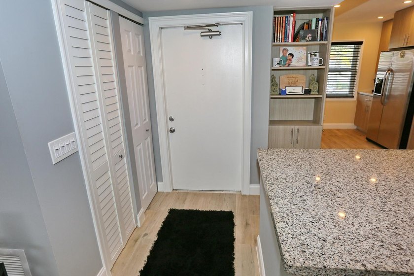 Beautiful 2 Bedrooms and 2 Baths Completely renovated. Kitchen - photo 4