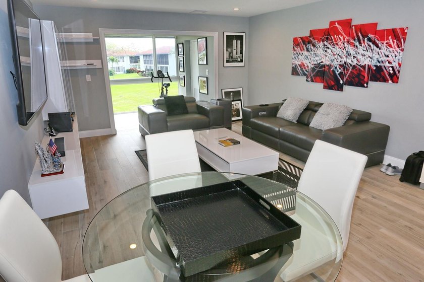 Beautiful 2 Bedrooms and 2 Baths Completely renovated. Kitchen - photo 5