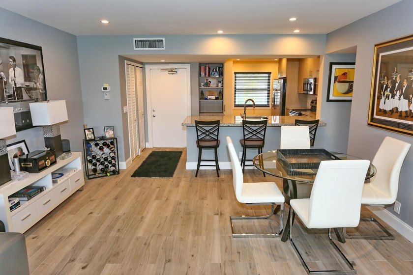Beautiful 2 Bedrooms and 2 Baths Completely renovated. Kitchen - photo 6