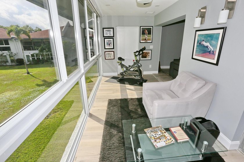 Beautiful 2 Bedrooms and 2 Baths Completely renovated. Kitchen - photo 7
