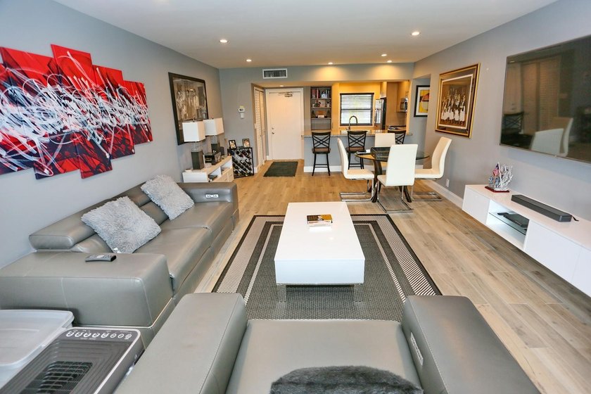 Beautiful 2 Bedrooms and 2 Baths Completely renovated. Kitchen - photo 9