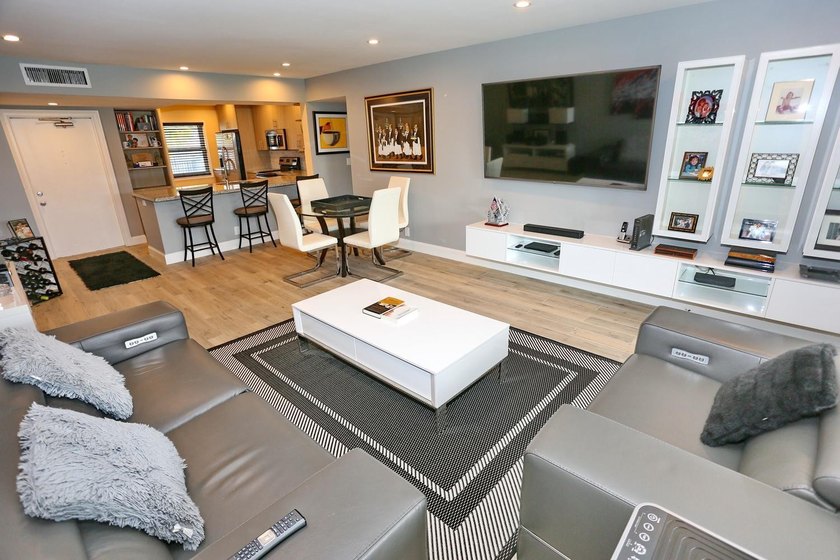 Beautiful 2 Bedrooms and 2 Baths Completely renovated. Kitchen - photo 10