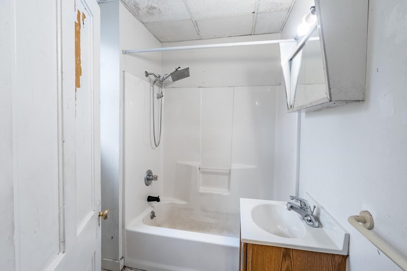Expand your investment portfolio with this well-maintained - photo 26