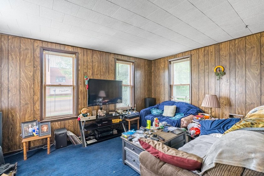 Expand your investment portfolio with this well-maintained - photo 33