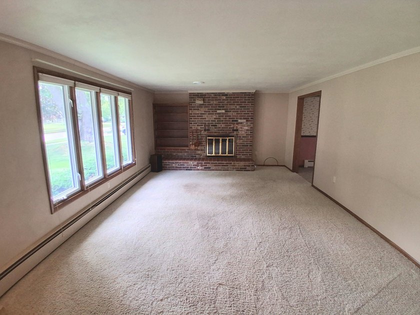 Welcome to 1232 Driftwood Drive-a cherished, one-owner custom - photo 4