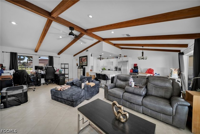 Beautiful property located in a very desirable area. This 3 - photo 8