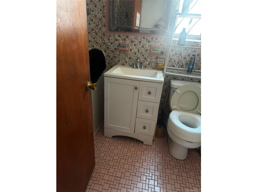 Investor's dream! Wakefield, The Bronx; delivers this amaizing 6 - photo 5