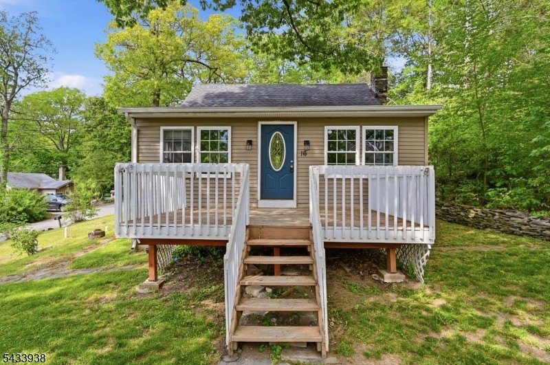 Charming House in Desirable Upper Greenwood Lake Community - photo 2