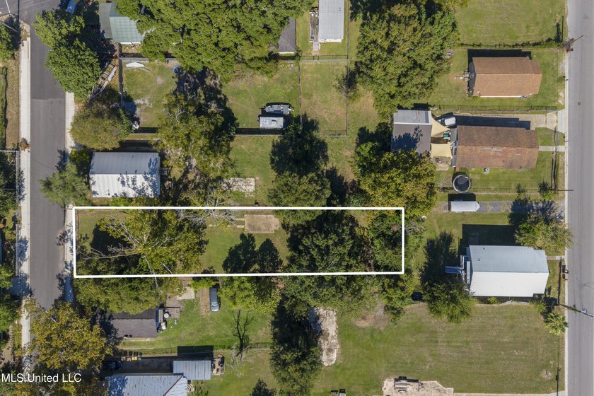 Fantastic opportunity to own a beautifully located 0.24-acre lot - photo 2