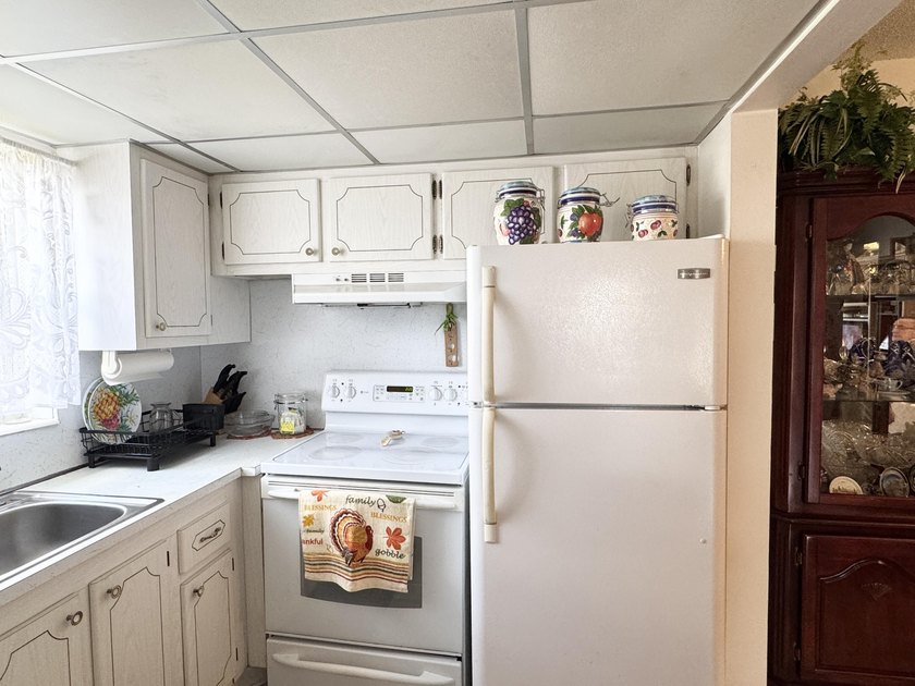 Beautifully Furnished, TURNKEY 1BD/1.5BA Condo on second floor - photo 7