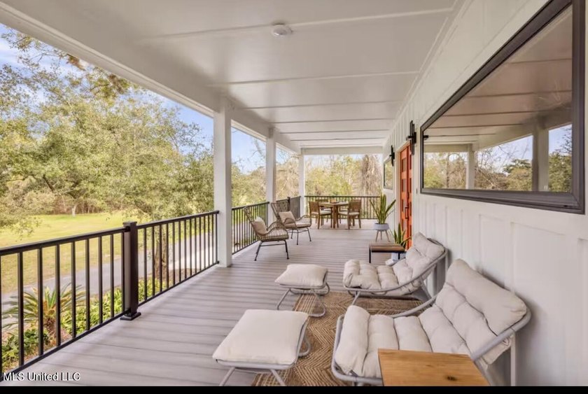 ''THE TREEHOUSE'' - A Luxurious Mid-Century, MODERN designed - photo 5