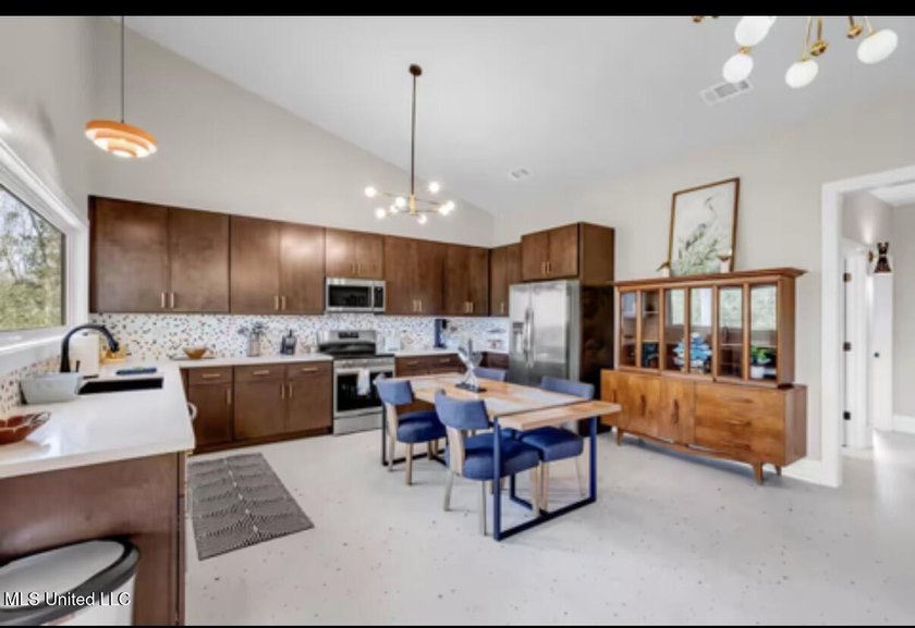 ''THE TREEHOUSE'' - A Luxurious Mid-Century, MODERN designed - photo 7