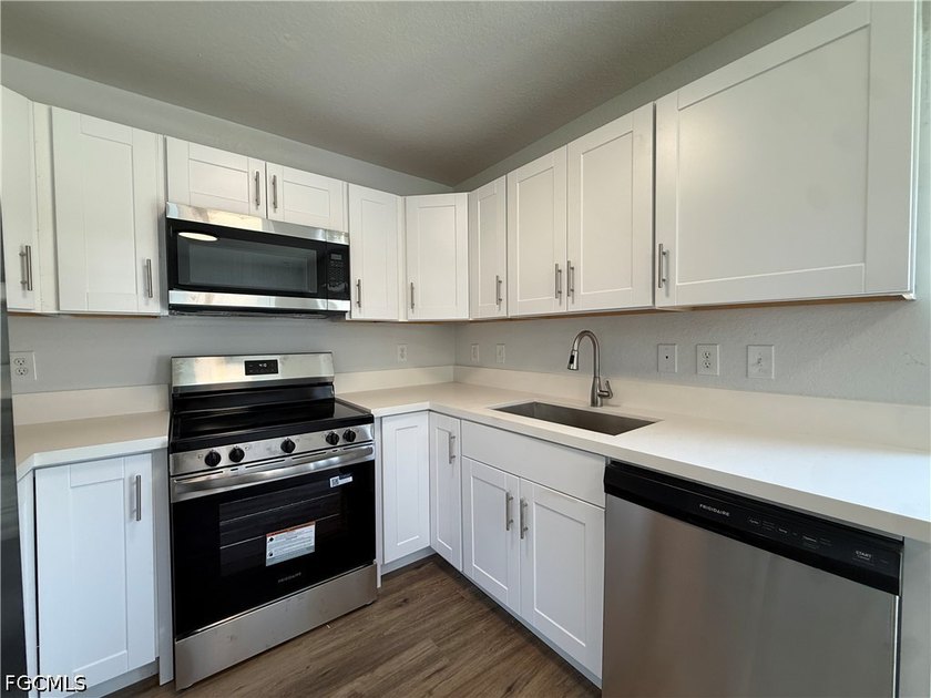 Beautiful 3 bedroom 2 bath CBS home on oversized waterfront lot - photo 8