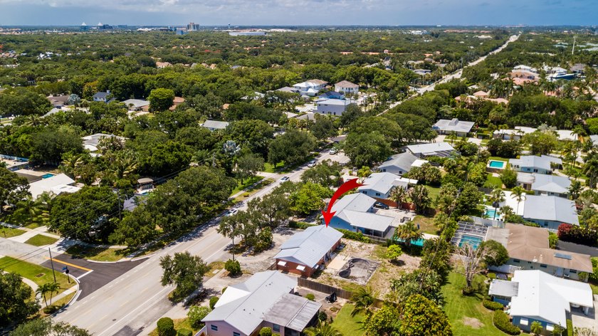 The perfect Handy-man special with a 10,000 sqft lot. Amazing - photo 5