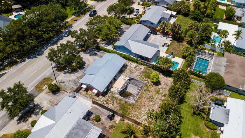 The perfect Handy-man special with a 10,000 sqft lot. Amazing - photo 6