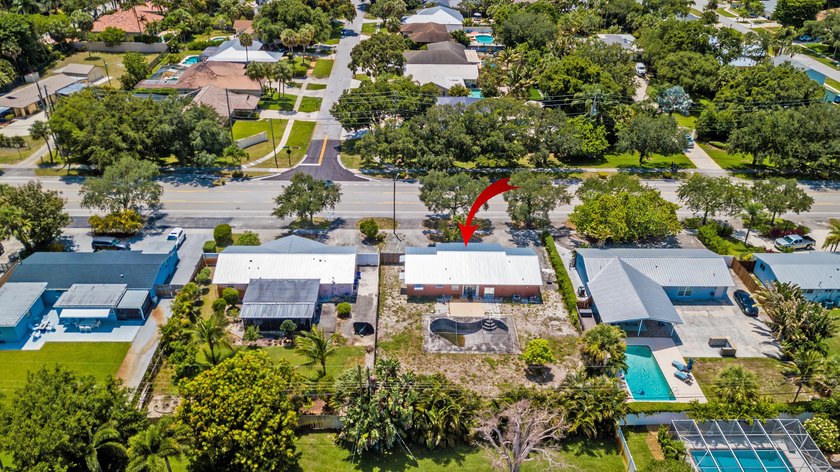 The perfect Handy-man special with a 10,000 sqft lot. Amazing - photo 7