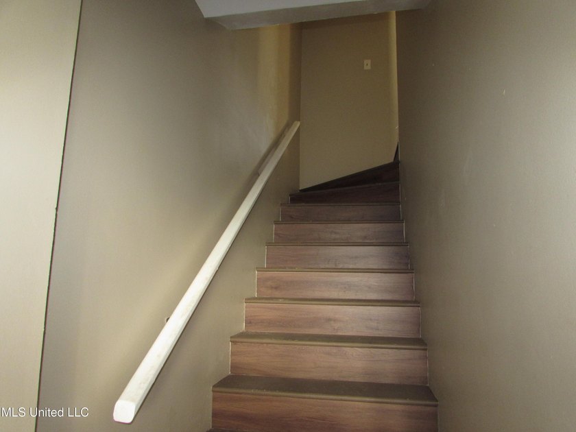 Tri Level Townhome near Pass Rd and Courthouse Rd. Single car - photo 2