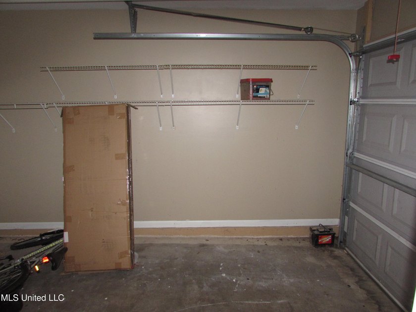 Tri Level Townhome near Pass Rd and Courthouse Rd. Single car - photo 3