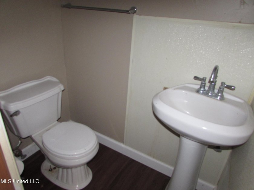 Tri Level Townhome near Pass Rd and Courthouse Rd. Single car - photo 4