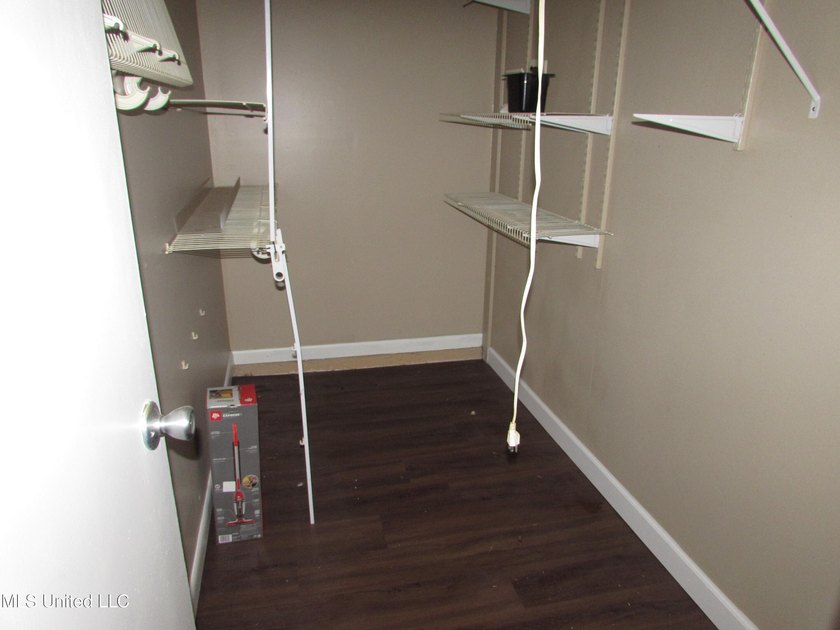 Tri Level Townhome near Pass Rd and Courthouse Rd. Single car - photo 5