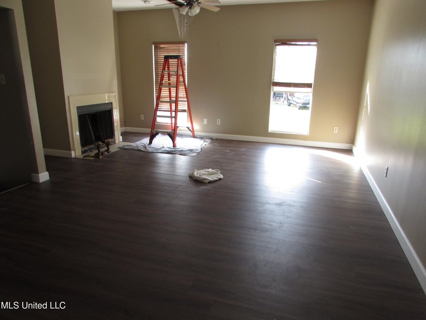 Tri Level Townhome near Pass Rd and Courthouse Rd. Single car - photo 10