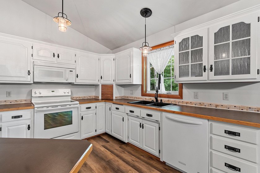 Situated on beautiful McCauslin Brook Golf Course, this well - photo 8
