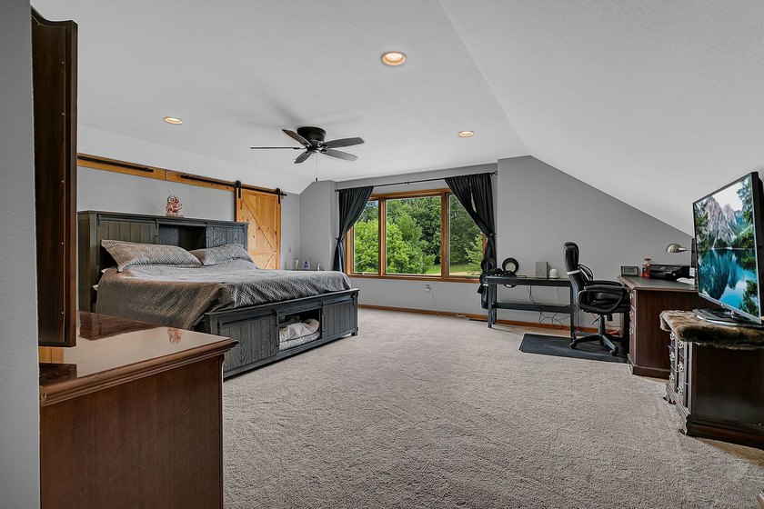 Welcome home to this beautiful 4-bedroom, 3-bathroom residence - photo 18