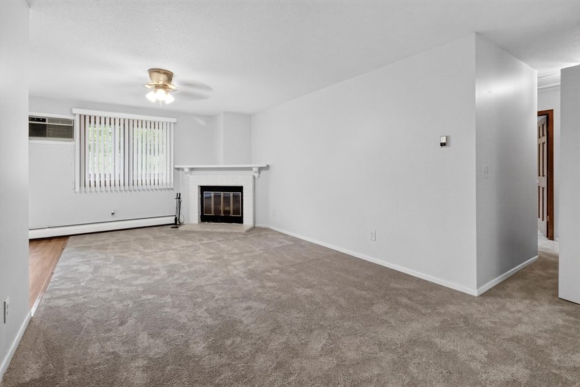 Move-in ready and recently refreshed, this spacious 2-bedroom - photo 4