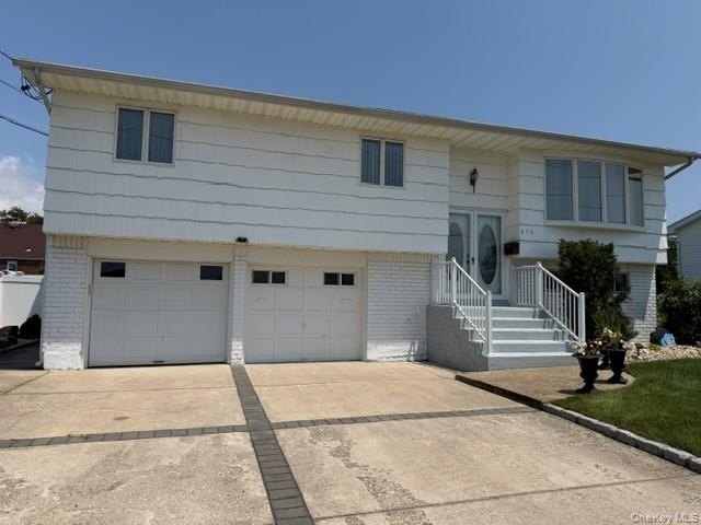 Beautiful, move-in-ready High Ranch featuring 3 bedrooms, a - photo 2