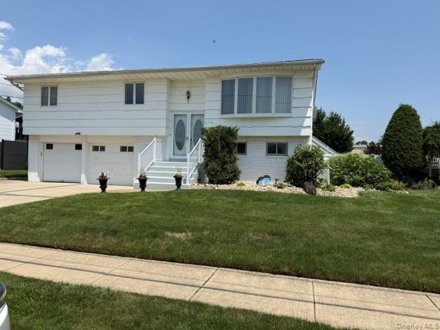 Beautiful, move-in-ready High Ranch featuring 3 bedrooms, a - photo 3