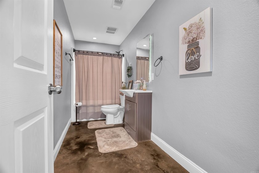 This Arkansas River Valley retreat is situated on 4.59 private - photo 20