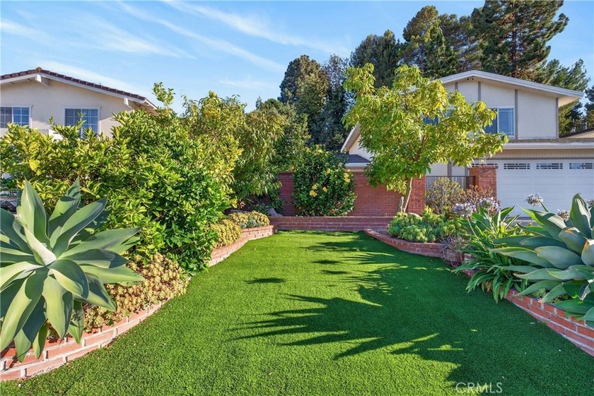 Located in a highly sought-after Palos Verdes Peninsula - photo 4