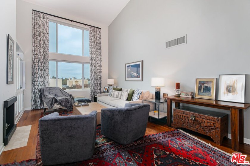 $50,000 Price Adjustment. Stunning light-filled, renovated end - photo 2