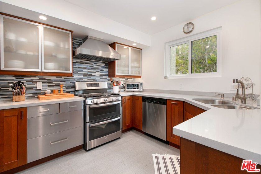 $50,000 Price Adjustment. Stunning light-filled, renovated end - photo 4