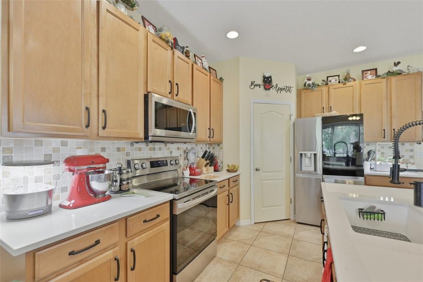 Welcome to this beautifully maintained 3-bedroom, 2.5-bath - photo 10