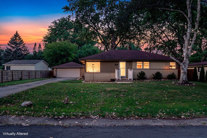 Welcome to this beautifully remodeled Milwaukee ranch! Mature - photo 2