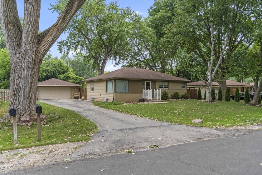 Welcome to this beautifully remodeled Milwaukee ranch! Mature - photo 4