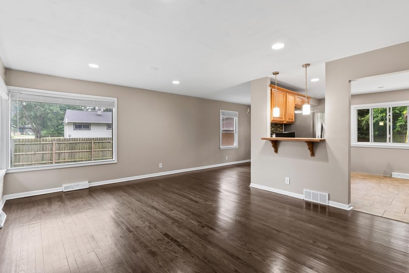 Welcome to this beautifully remodeled Milwaukee ranch! Mature - photo 9