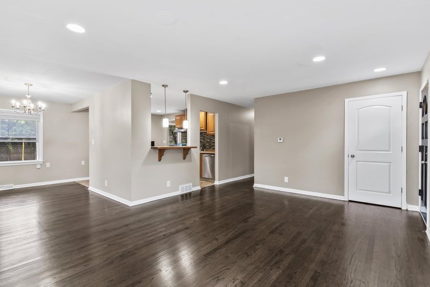 Welcome to this beautifully remodeled Milwaukee ranch! Mature - photo 10
