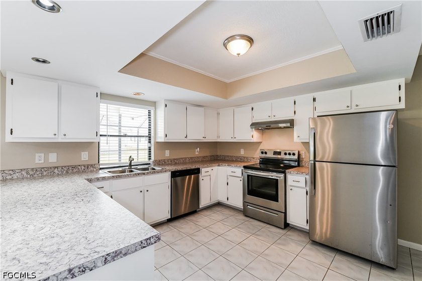 Discover this charming 3-bedroom, 2-bathroom home offering 1,420 - photo 5