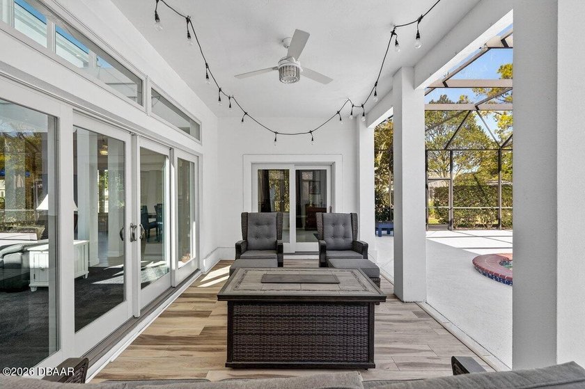 Stunning contemporary architecture frames the wide open interior - photo 22