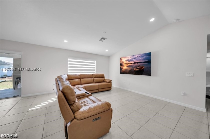 Beautiful newly built home (2023) featuring 3 bedrooms and 2 - photo 4