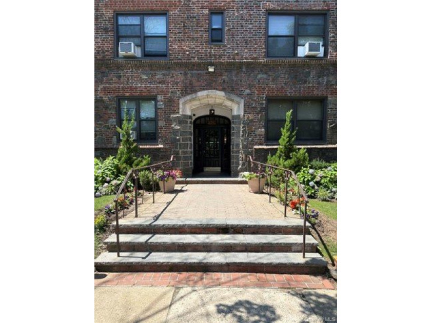 Recently Updated One-Bedroom Corner Unit in the Desirable East - photo 2
