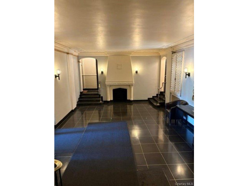 Recently Updated One-Bedroom Corner Unit in the Desirable East - photo 3