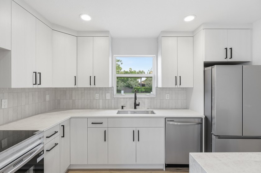 Completely renovated and full of charm, this beautiful 3-bedroom - photo 11