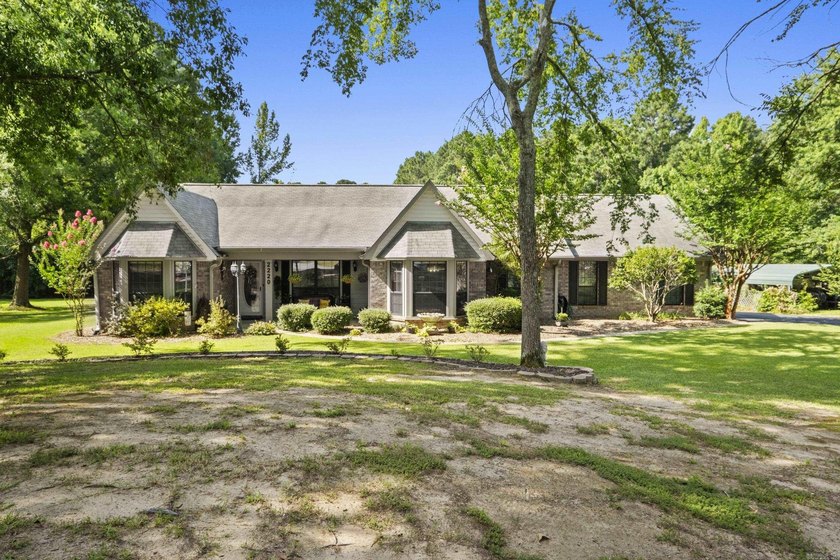 Wow! This Beautifully landscaped home has 3 bedrooms 2 baths - photo 3