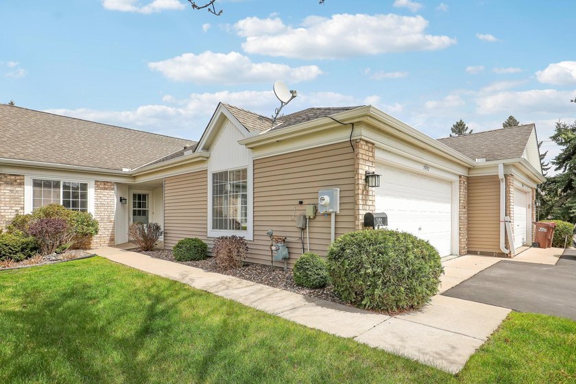 Welcome to easy, one-level living at 7592 Hinton Park Avenue S! - photo 3