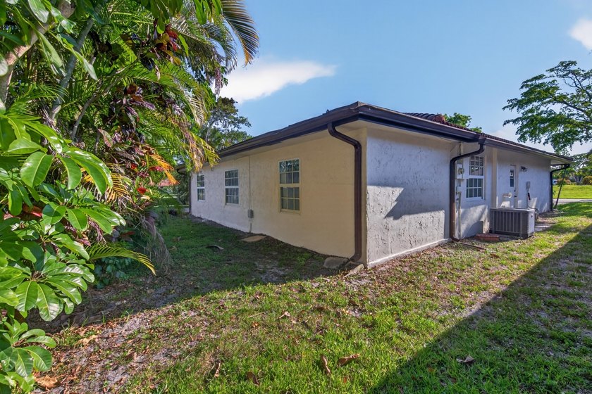 A fantastic location in a well-manicured community. This large 2 - photo 12