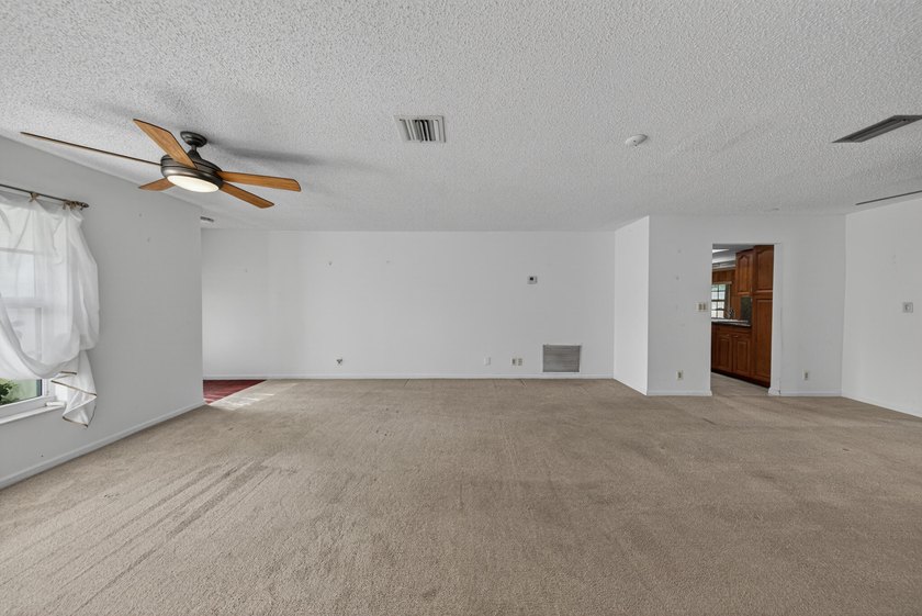 A fantastic location in a well-manicured community. This large 2 - photo 15