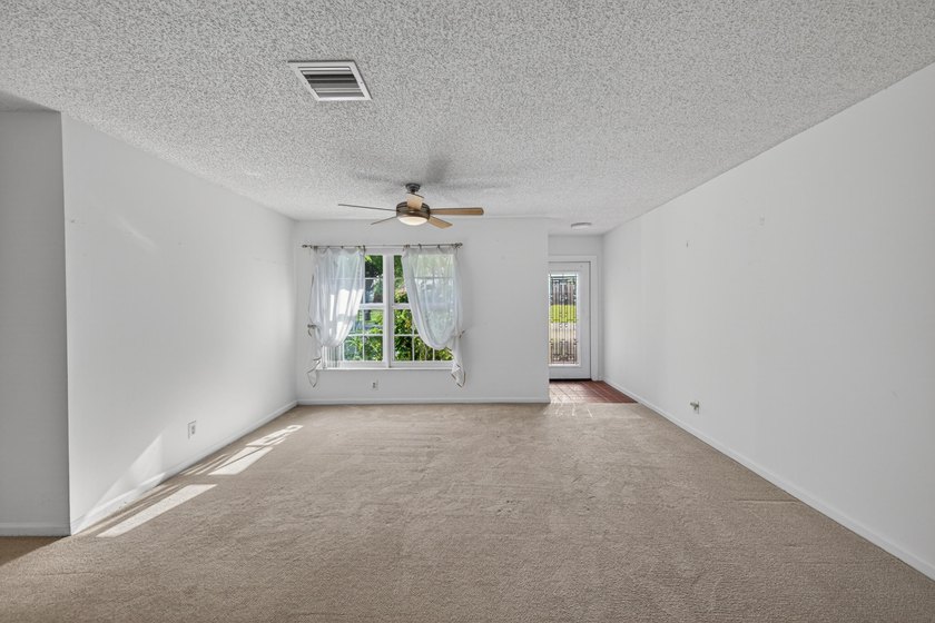 A fantastic location in a well-manicured community. This large 2 - photo 16